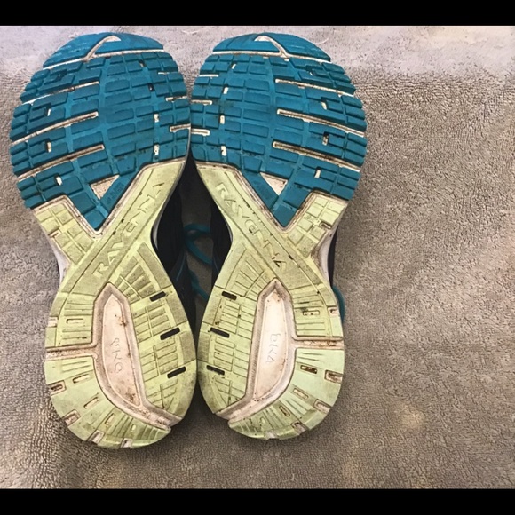 Brooks running or walking shoe size 6.5. - Picture 2 of 4